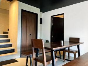 uma sala de jantar com uma mesa de madeira e cadeiras em 4 Bedroom Villa near Clark (Casa Isabela) em Mabalacat