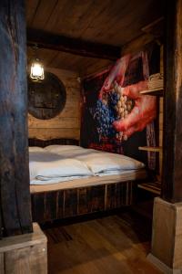 Habitación pequeña con cama con pintura en la pared en Glamping Paradise Škatlar, en Otočec