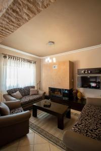 uma sala de estar com um sofá e uma mesa em Vasiliana's Apartment em Alexandroúpolis