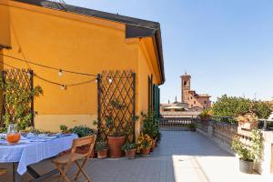 een tafel aan de zijkant van een geel gebouw bij Residenza Palazzo Marchesini in Bologna