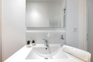 Ένα μπάνιο στο 10CAN Appartement Vieux Port - 6 pers max +22 φωτογραφίες