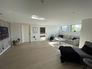 un soggiorno con divano e tavolo di Stor modern villa med toppläge! a Kalmar