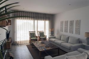 uma sala de estar com um sofá e uma mesa em Villa - Finca Florida Benalup em Benalup Casas Viejas