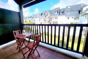 a small table and two chairs on a balcony at App. Résidence Parking Belle Terrasse Proche Port in Vannes
