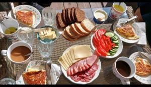 Suuremõisa的住宿－Jaagu metsatelk，餐桌,盘子上放着食物和咖啡