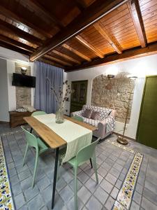 een woonkamer met een tafel en stoelen en een bank bij Casa Rappini in Terracina