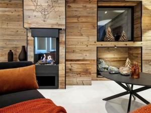 ein Wohnzimmer mit einem Kamin und einem Tisch in der Unterkunft Le Enecy - Spa - Cœur Vieille ville in Annecy