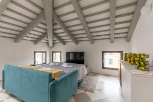 チッタデッラにあるCorte alle mura - Mansarda luxのベッドルーム1室(青いベッド1台付)