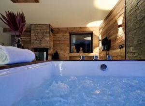 eine große Badewanne in einem Zimmer in der Unterkunft Le Enecy - Spa - Cœur Vieille ville in Annecy