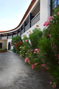 a building with flowers on the side of it at Hotel restaurant le top du Roulier in Capendu