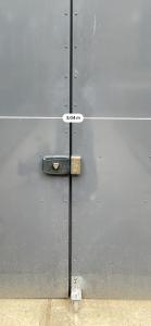 Una porta di metallo con la parola "scusa" scritta sopra. di Suite parentale avec grand bureau a Saint-Maur-des-Fossés
