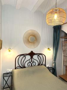 1 dormitorio con 1 cama, 2 lámparas y 1 lámpara en Esmeralda Apartment With Free Private Underground Parking, en Valencia