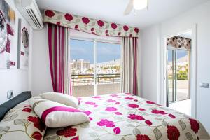 En eller flere senge i et værelse på Fabulous new 2 bedroom apartment in Costa Adeje + 20 billeder