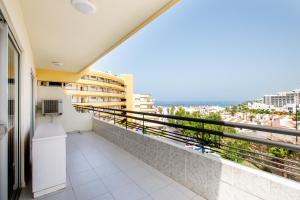 En balkon eller terrasse på Fabulous new 2 bedroom apartment in Costa Adeje