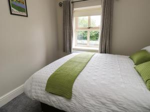 um quarto com uma cama grande e uma janela em The Moorings em Wakefield