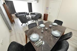 a dining table and chairs in a living room at Dubleks Suite 4-1 in Istanbul