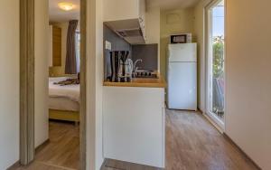 Postel nebo postele na pokoji v ubytování Mobile Home Rojnic + 37 fotografií