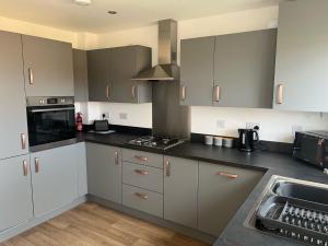 Ett kök eller pentry på Kingsway House - Brand New Spacious 4 Bed Home From Home
