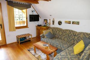 uma sala de estar com um sofá e uma mesa em Apartment in Chalet Goldilocks em Zgornje Gorje