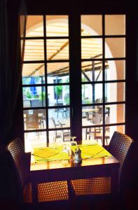 un tavolo con tovaglioli gialli sopra una finestra di Hotel restaurant le top du Roulier a Capendu