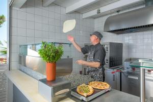 Kuchyň nebo kuchyňský kout v ubytování Oceanis Beach Hotel