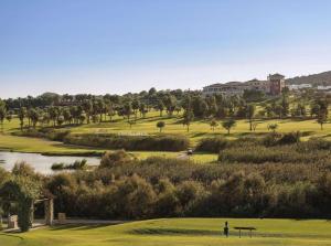 una persona parada en un campo de golf junto a un río en Casa Horadada en Algorfa