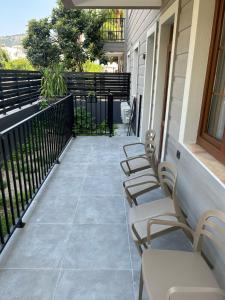una fila de sillas sentadas en un balcón en Avlu Villas & Apartments en Kemer