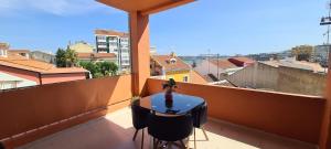 uma varanda com uma mesa e vista para a cidade em Relax in Lisbon for 4 people with terrace and parking em Lisboa