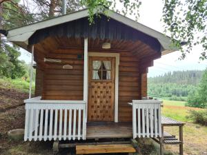 una piccola cabina in legno con portico e porta di GUNNAN a Stöde