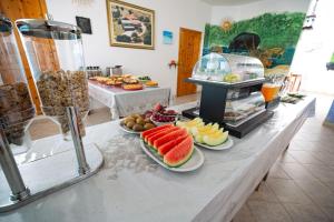 - un buffet avec des assiettes de fruits sur une table dans l'établissement Turismo Rurale CUDACCIOLU, à Arzachena
