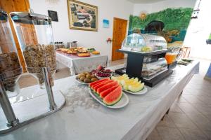 un buffet con piatti di frutta su un tavolo di Turismo Rurale CUDACCIOLU a Arzachena