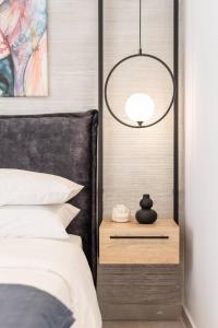 a bedroom with a bed and a table with a lamp at Jolie 1 #Skgbnb in Thessaloniki
