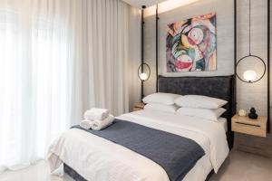 ein Schlafzimmer mit einem großen Bett mit weißen Kissen in der Unterkunft Jolie 1 #Skgbnb in Thessaloniki