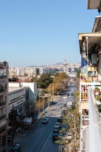 Blick auf eine Straße mit Autos und Gebäuden in der Unterkunft Jolie 1 #Skgbnb in Thessaloniki