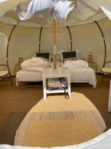 Postel nebo postele na pokoji v ubytování Mellem-rummet Guesthouse & Glamping