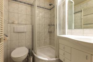 ein Badezimmer mit Dusche, Toilette und Waschbecken in der Unterkunft Appartement Kleeblatt in Westerland + 14 Fotos