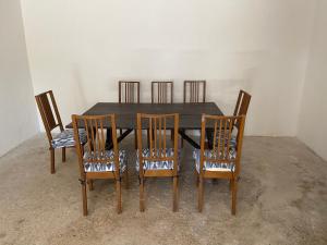 mesa de comedor con 4 sillas en Tramuntana home with swimming pool, Can Canonge, en Selva