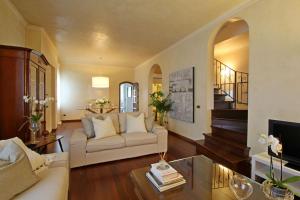 - un salon avec un canapé et une table dans l'établissement Villa Fabiana, à Nicola