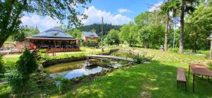 un gazebo in un parco vicino a un fiume di Altana letnia nr1 - Herbergerówka Agroturystyka na wsi a Duszniki Zdrój