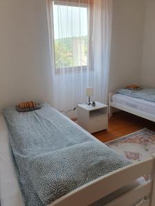 um quarto com uma cama e uma janela em OLD HOUSE em Jajce