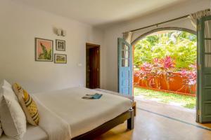 Postel nebo postele na pokoji v ubytování Beachside Bliss Villas Candolim 10 min walk from Sinquerim Beach