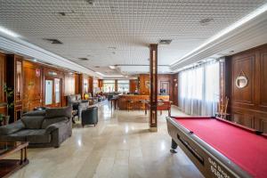 Biliár nebo kulečník v ubytování Hotel Beleret
