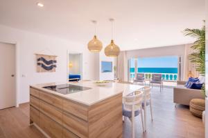 cocina y sala de estar con vistas al océano en Beach View Apartment Praia da Luz by Blue Diamond, en Luz