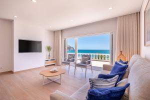 sala de estar con vistas al océano en Beach View Apartment Praia da Luz by Blue Diamond, en Luz