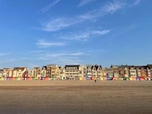 un gruppo di case su una spiaggia vicino a una spiaggia di Goldfinger- appartement Malo-les-Bains a Dunkerque