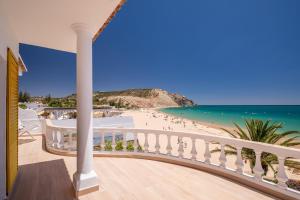 balcón con vistas a la playa en Beach View Apartment Praia da Luz by Blue Diamond, en Luz