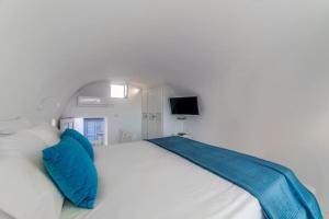 Кровать или кровати в номере The Bay - Loft apartment Sea & Sunset View