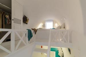 Кровать или кровати в номере The Bay - Loft apartment Sea & Sunset View