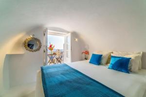 Кровать или кровати в номере The Bay - Loft apartment Sea & Sunset View