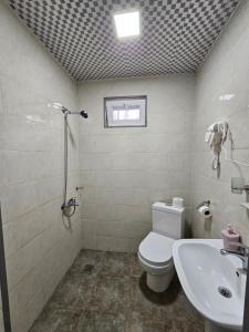 A bathroom at Guest house Junona